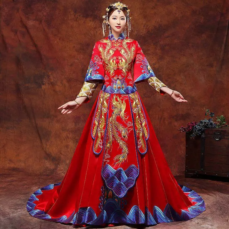 Mulher usando um vestido de noiva chinês antigo.