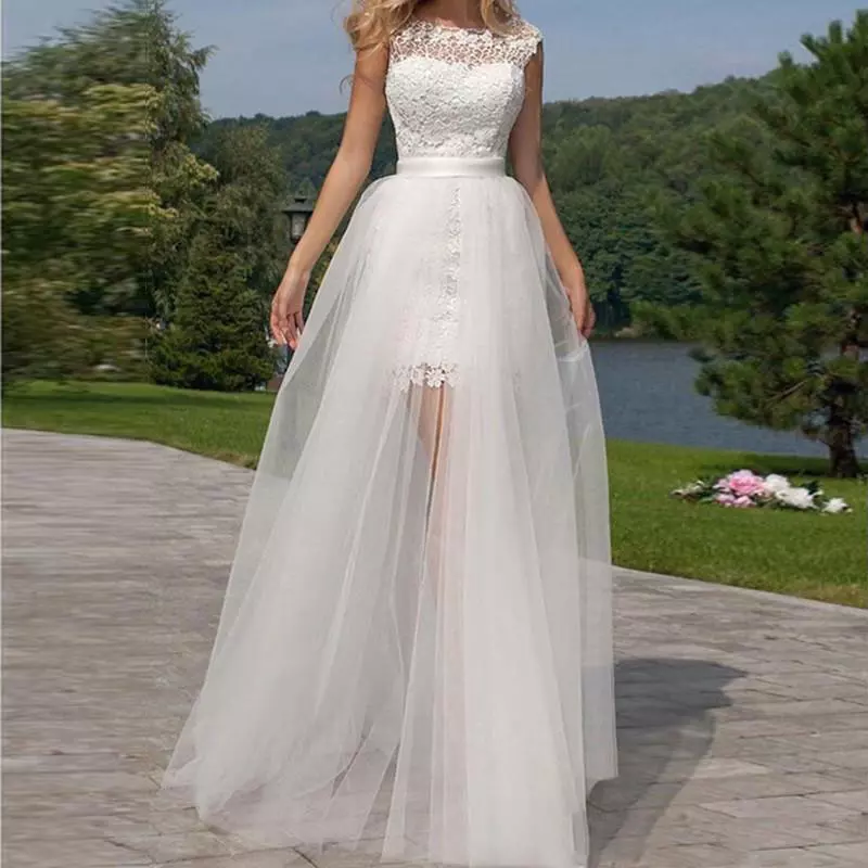Mulher usando um vestido de noiva com tule transparente.