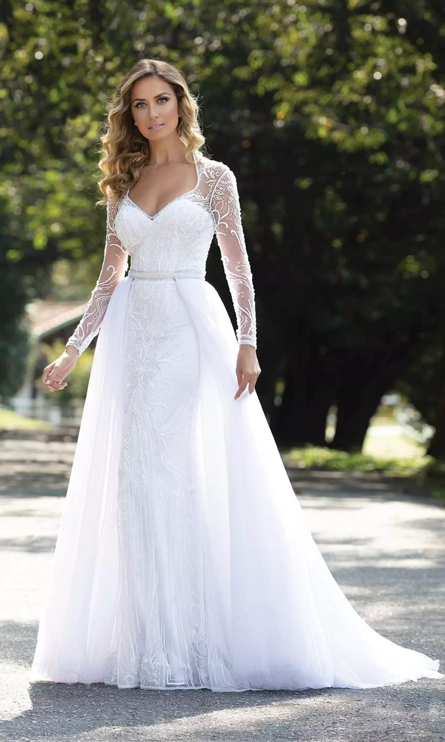Mulher usando um vestido de noiva branco evasê com um decote v.