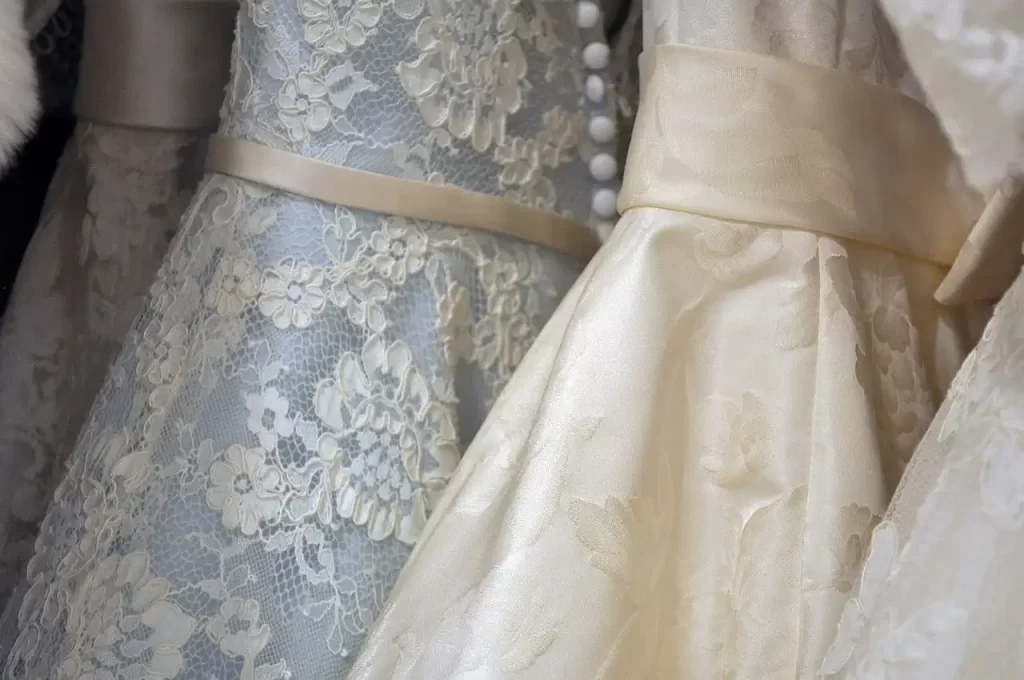Imagem de dois vestidos de perto.