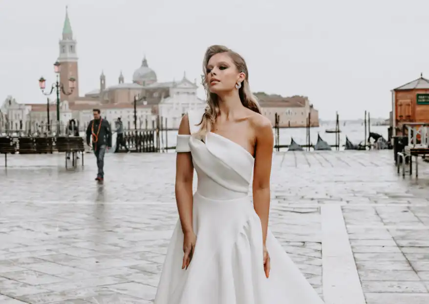 Mulher usando um vestido de noiva branco com um ombro só.