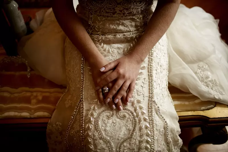 Mulher usando um vestido e noiva bordado.