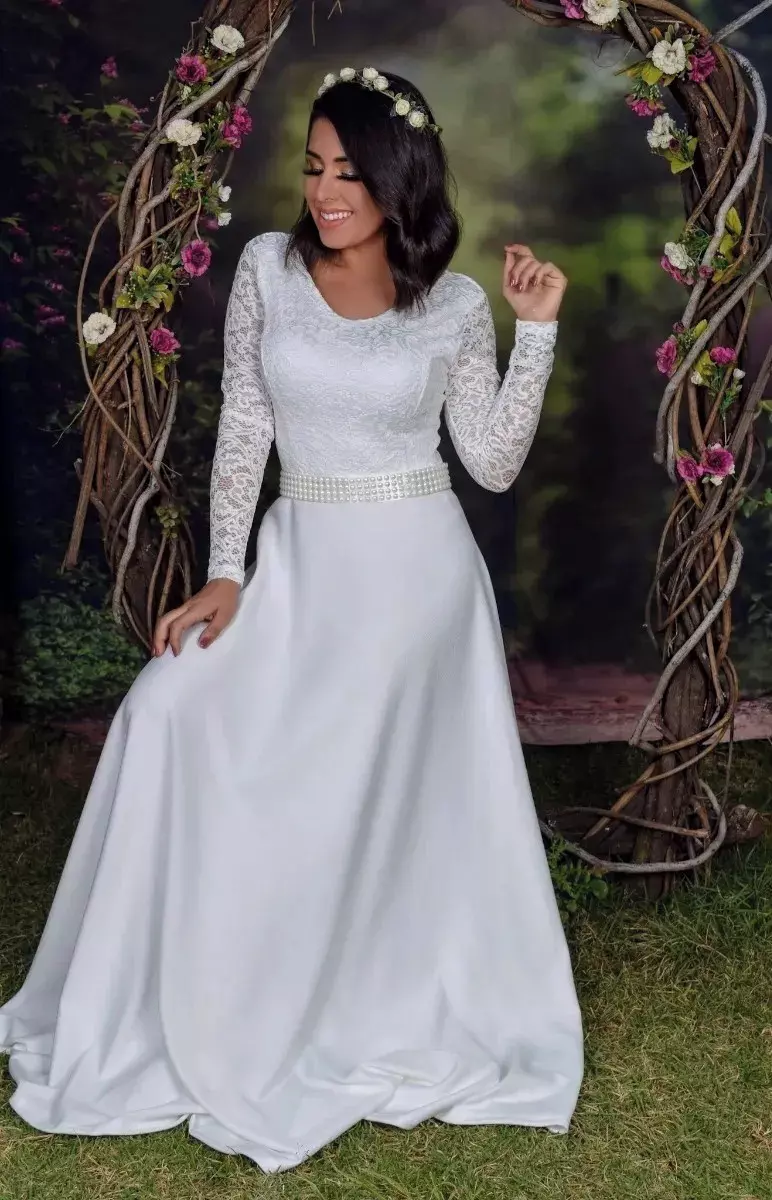 Mulher vestido um vestido de noiva branco com renda simples