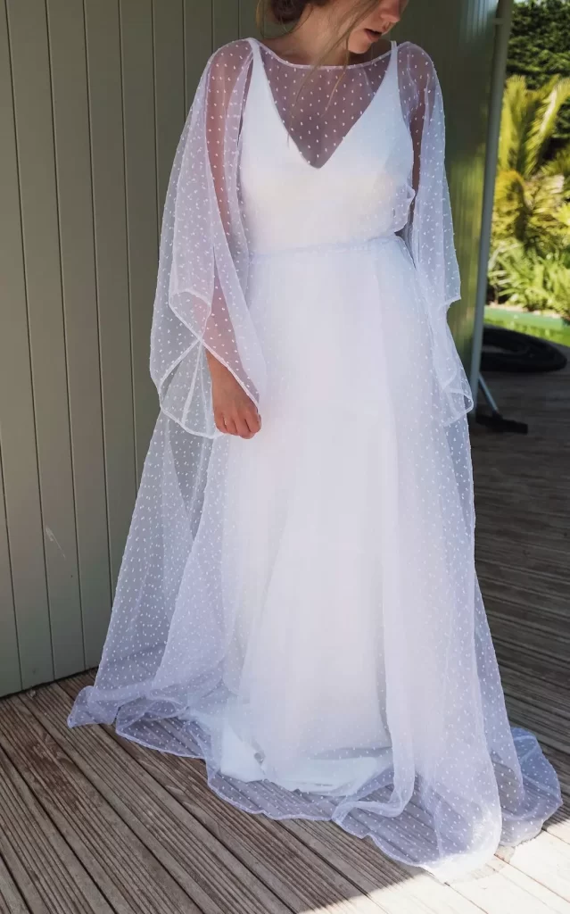 Mulher usando um vestido de noiva com tule.