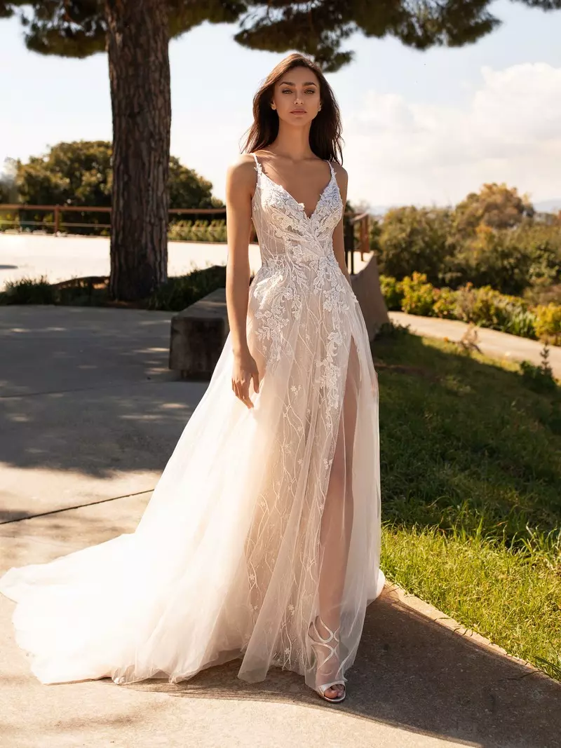 Mulher usando um vestido de noiva para casamento no campo a tarde.