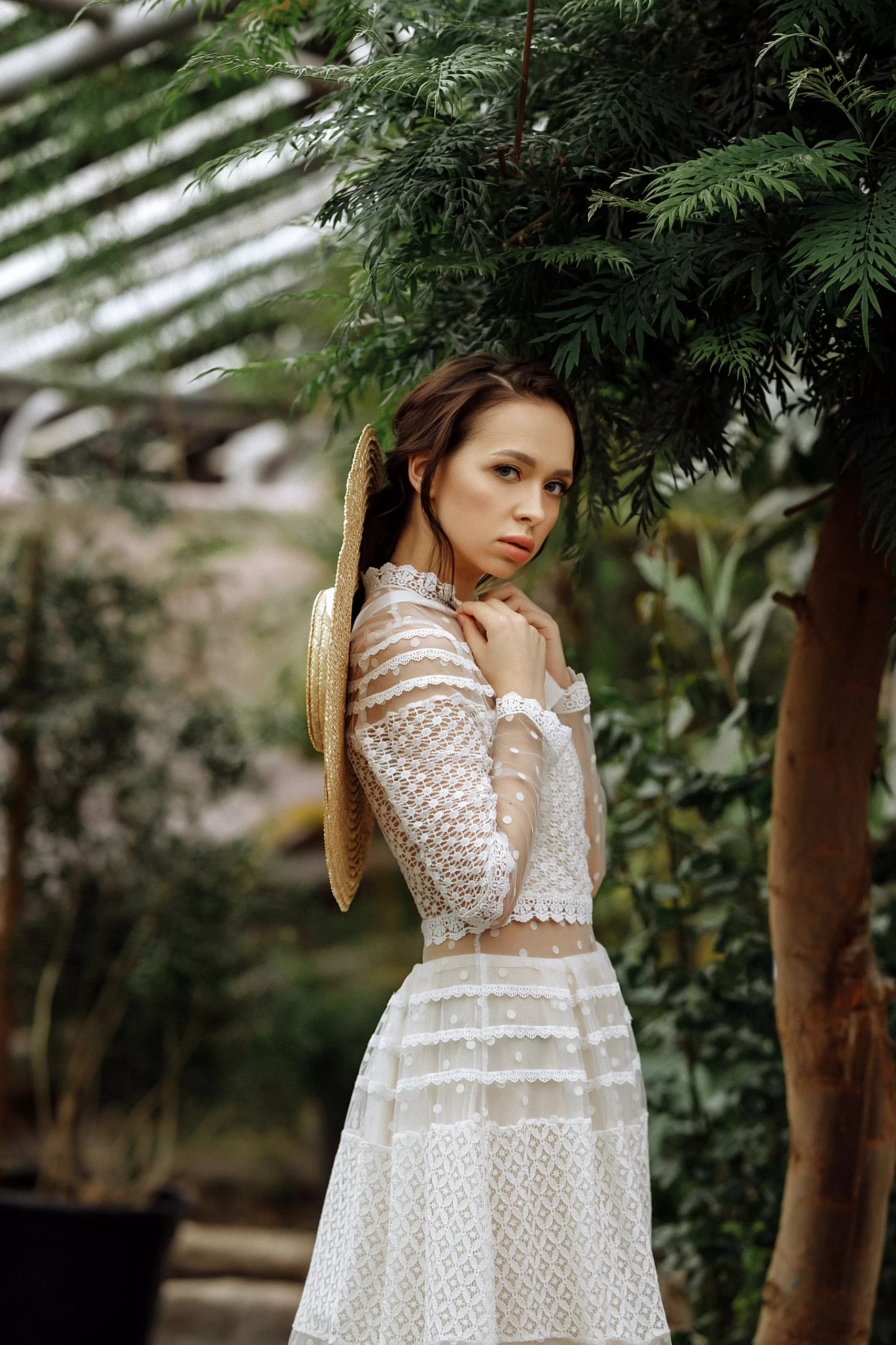 Mulher usando vestido de noiva vintage romantico.